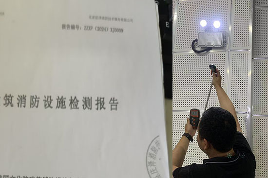 消电检人员对咖啡馆电气线路及消防设施进行现场检测